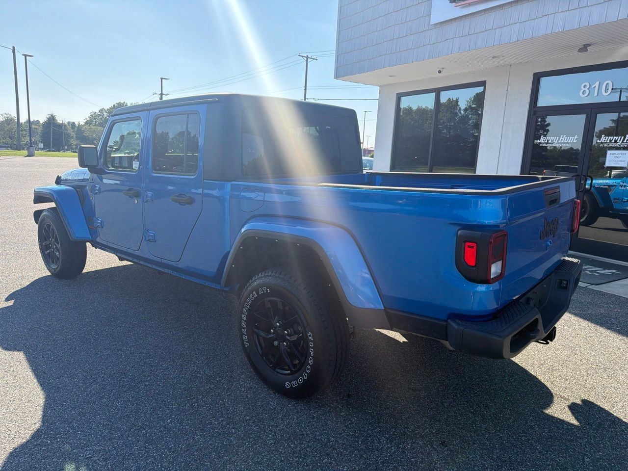 Used 2022 Jeep Gladiator Sport AWD/4WD image 7