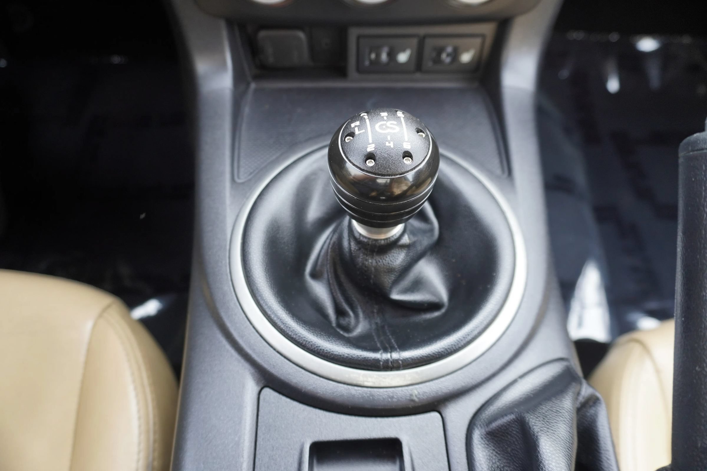Used 2010 MAZDA MX-5 Miata Grand Touring w/ Premium Pkg RWD image 16