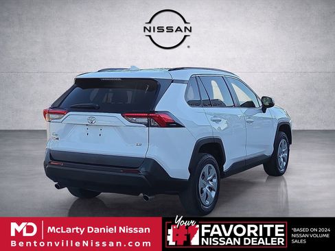 Used 2020 Toyota RAV4 LE FWD image 5