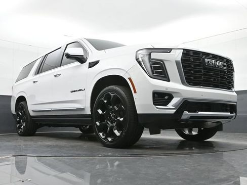Used 2025 GMC Yukon XL Denali AWD/4WD image 33