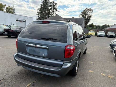 Used 2007 Chrysler Town & Country Touring image 4