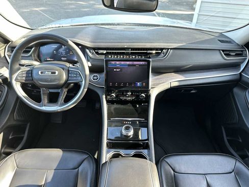 Used 2023 Jeep Grand Cherokee Limited image 14