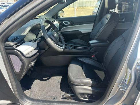 Used 2025 Jeep Compass Limited image 27