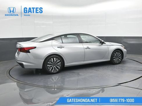 Used 2024 Nissan Altima 2.5 SV image 3