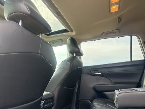 Used 2021 Toyota Highlander XLE FWD image 37