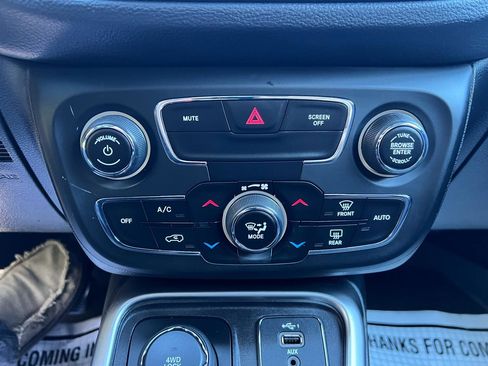 Used 2020 Jeep Compass Latitude w/ Cold Weather Group AWD/4WD image 18