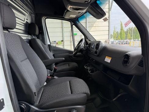 Used 2024 Mercedes-Benz Sprinter 2500 image 11