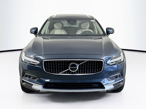 Used 2025 Volvo V90 B6 Cross Country Ultra w/ Protection Package Premier image 2