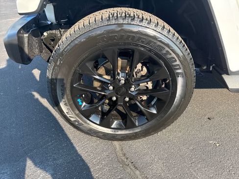 Used 2023 Jeep Wrangler Unlimited Sahara AWD/4WD image 26