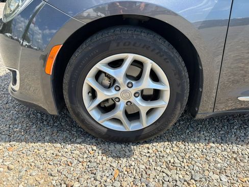 Used 2017 Chrysler Pacifica Touring-L Plus w/ Tire & Wheel Group FWD image 9