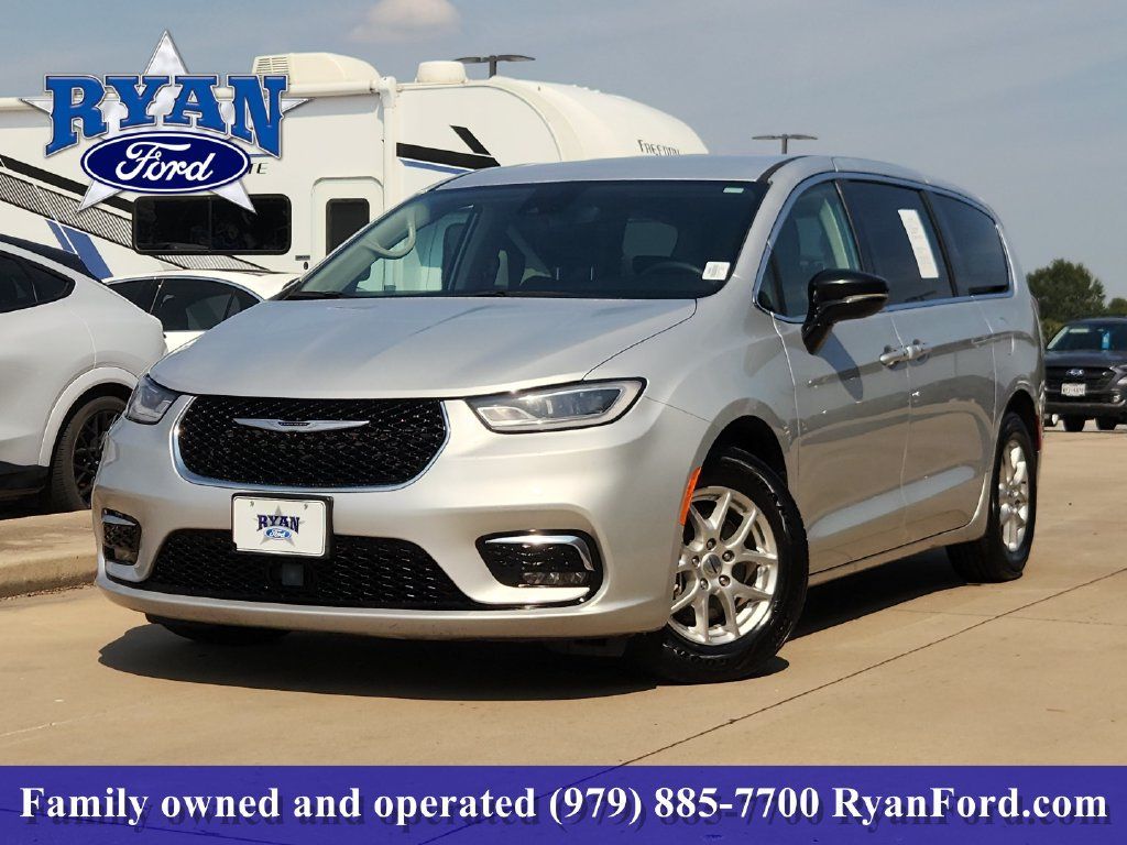 Used 2024 Chrysler Pacifica Touring-L FWD image 1
