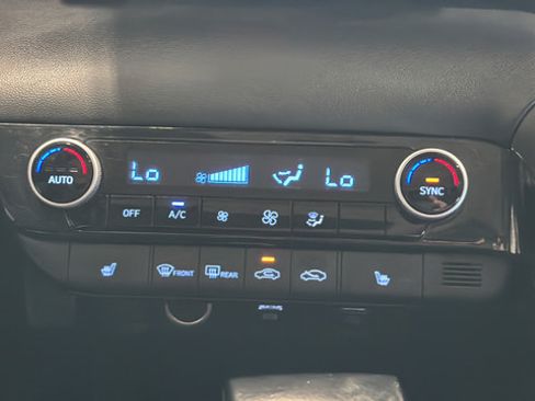 Used 2022 Hyundai Elantra SEL w/ Convenience + Premium Package FWD image 18