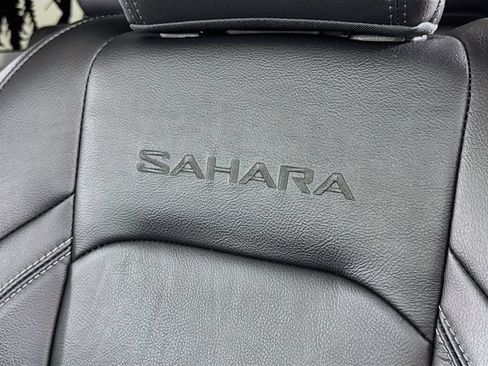 Used 2022 Jeep Wrangler Unlimited Sahara AWD/4WD image 18
