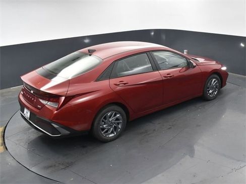 Used 2025 Hyundai Elantra Blue image 27