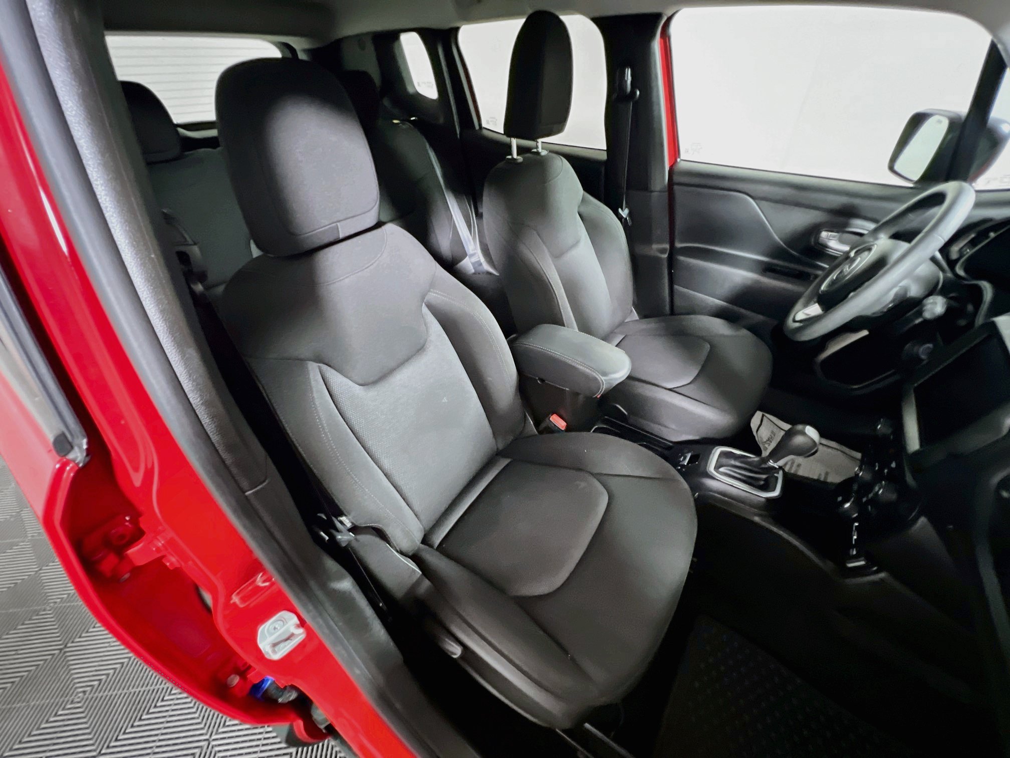 Used 2023 Jeep Renegade Latitude AWD/4WD image 30