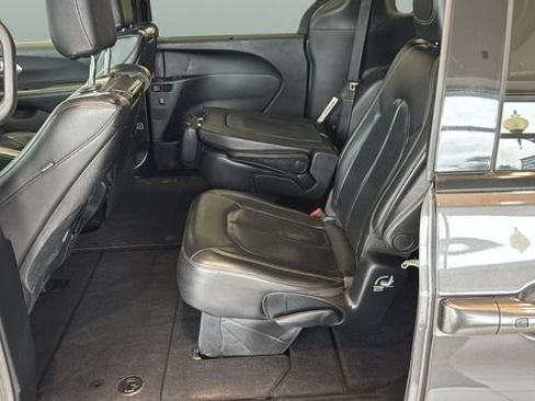 Used 2018 Chrysler Pacifica Touring-L Plus w/ Advanced Safetytec Group FWD image 18