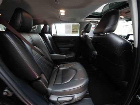 Used 2023 Toyota Highlander XLE image 25