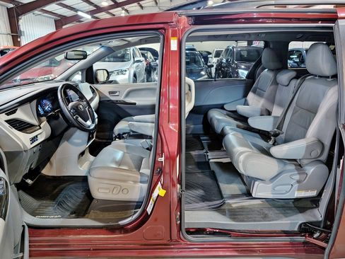 Used 2017 Toyota Sienna XLE Premium image 21