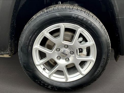 Used 2023 Jeep Renegade Latitude image 34