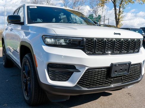 New 2025 Jeep Grand Cherokee Altitude image 4