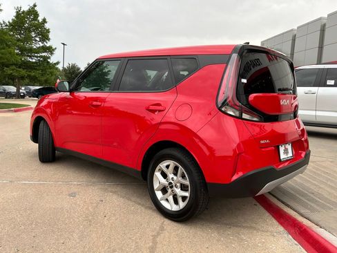 Used 2025 Kia Soul LX w/ LX Technology Package FWD image 7