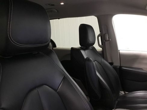 Used 2023 Chrysler Pacifica Touring-L image 22