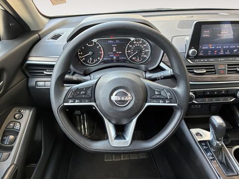 Used 2024 Nissan Altima 2.5 SV FWD image 12
