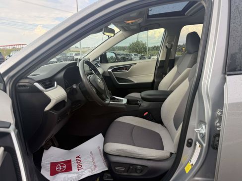 Used 2021 Toyota RAV4 XLE w/ Convenience Package FWD image 8