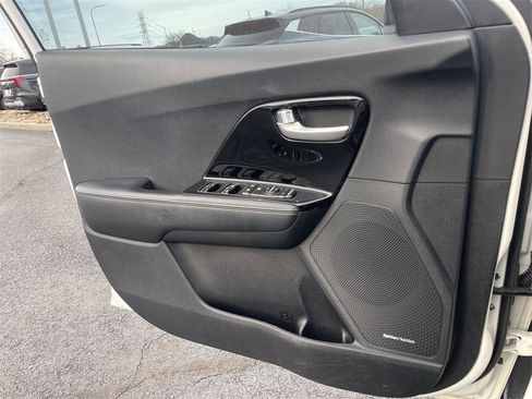 Used 2017 Kia Niro EX image 21