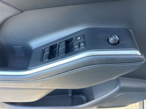 Used 2024 Toyota Highlander XLE image 5