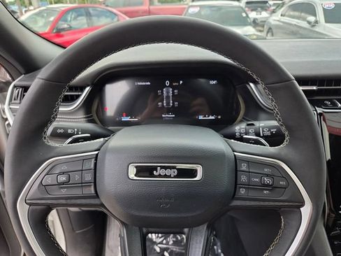 Used 2025 Jeep Grand Cherokee Altitude AWD/4WD image 28