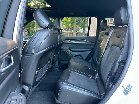 Used 2025 Jeep Grand Cherokee Altitude AWD/4WD image 25