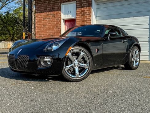 Used 2009 Pontiac Solstice GXP w/ Premium Package RWD image 2