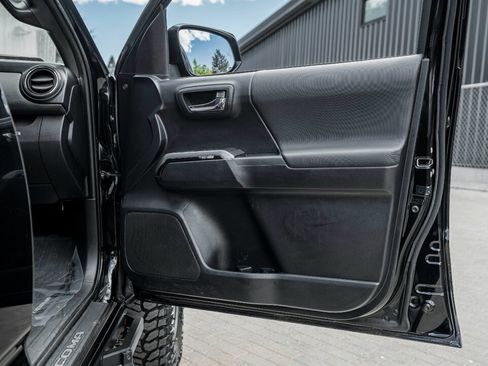 Used 2018 Toyota Tacoma TRD Off-Road w/ Technology Package AWD/4WD image 34