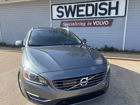 Used 2017 Volvo V60 T5 Platinum FWD image 2