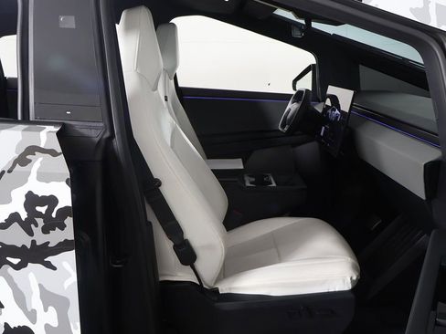 Used 2024 Tesla Cybertruck AWD Crew Cab image 32