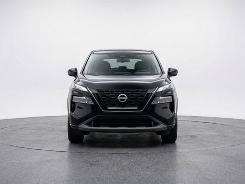 Used 2025 Nissan Rogue SV image 2
