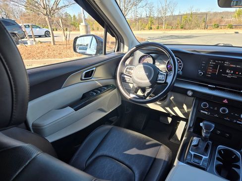 Certified 2023 Kia Carnival LX image 9