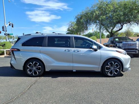 Used 2025 Toyota Sienna Platinum image 4