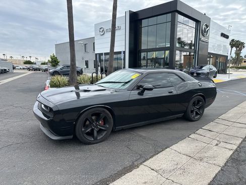Used 2010 Dodge Challenger SE image 3