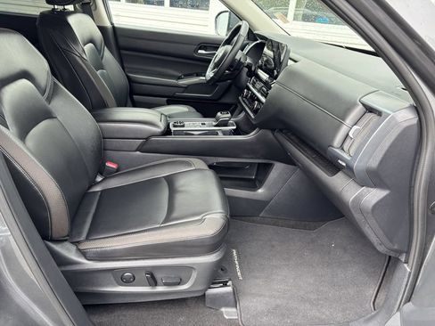 Used 2025 Nissan Pathfinder SL AWD/4WD image 30