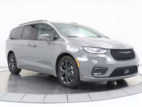 Used 2022 Chrysler Pacifica Touring-L w/ S Appearance Package image 7