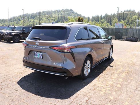 Used 2021 Toyota Sienna Platinum AWD/4WD image 5