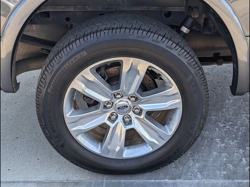 Used 2015 Ford F150 Platinum w/ Equipment Group 701A Luxury AWD/4WD image 19