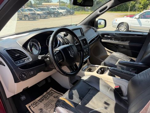 Used 2019 Dodge Grand Caravan SXT FWD image 12