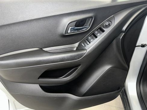 Certified 2022 Chevrolet Trax LT w/ LT Convenience Package image 7