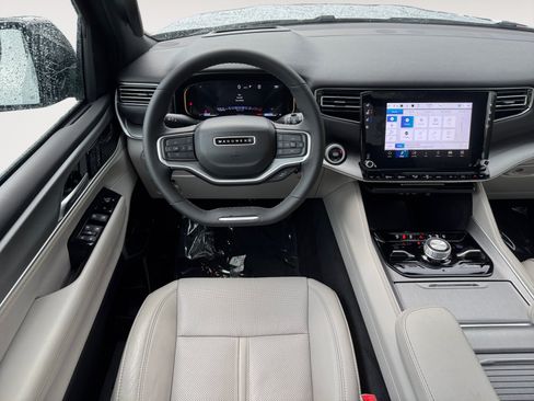 Used 2025 Jeep Wagoneer Series III w/ Premium Group I AWD/4WD image 10
