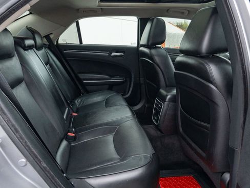 Used 2018 Chrysler 300 Limited AWD/4WD image 19