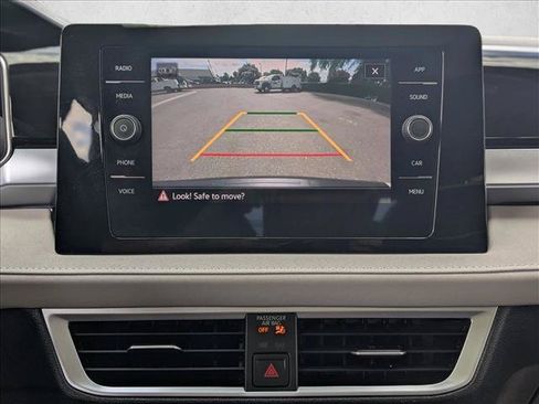 Used 2025 Volkswagen Taos SE FWD image 13