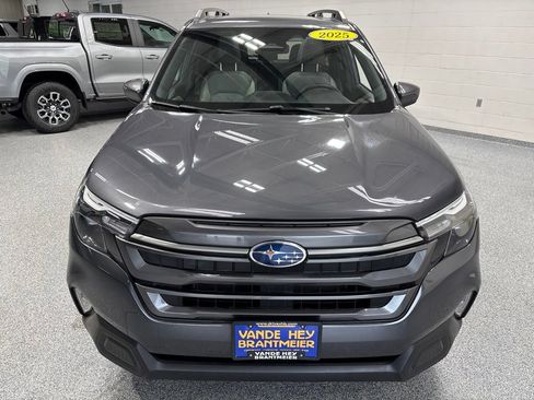 Used 2025 Subaru Forester Premium AWD/4WD image 2